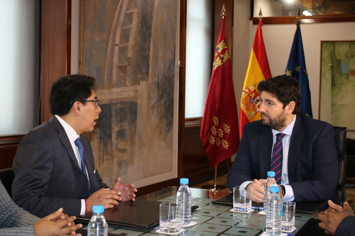 López Miras se reúne con el nuevo cónsul general de Ecuador en Murcia (2)
