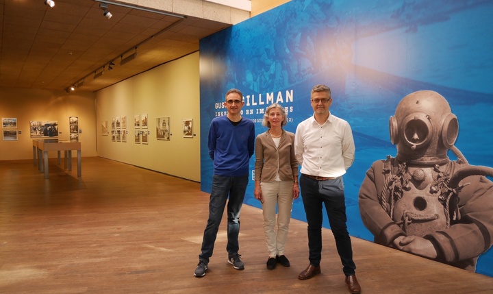 Los comisarios de la muestra, junto a la bisnieta de Gustavo Gillman