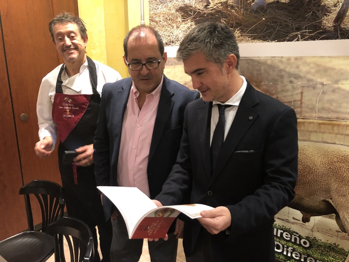 El consejero Miguel Ángel del Amor durante la presentación del recetario de cocina innovadora 'La Rosa del Segura' (y 2)