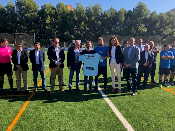 La Comunidad financia la renovación del césped del campo de fútbol de Archena