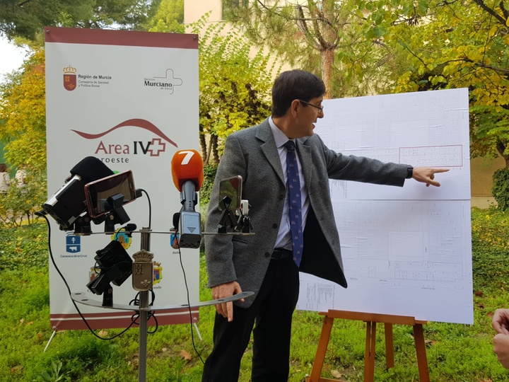 Visita del consejero de Salud al hospital de Caravaca (II)