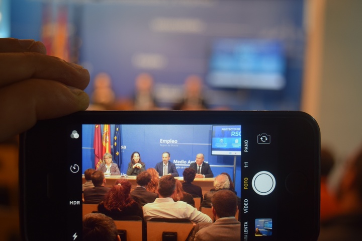 Imagen de la inauguración de la jornada de Responsabilidad Social Corporativa organizada por la Comunidad Autónoma con las cátedras de esta materia de la UMU (Universidad de Murcia) y la UCAM (Universidad Católica San Antonio de Murcia)