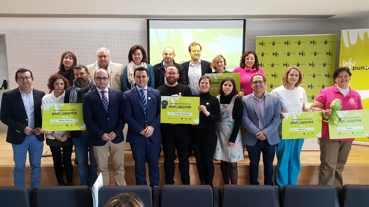 Los finalistas del premio Emprendedor 2018 de la Red Punto Pyme posan con sus diplomas acreditativos junto al director del Instituto de Fomento, Joaquín Gómez, quien entregó el premio a la empresa ganadora, Taruga Creaciones