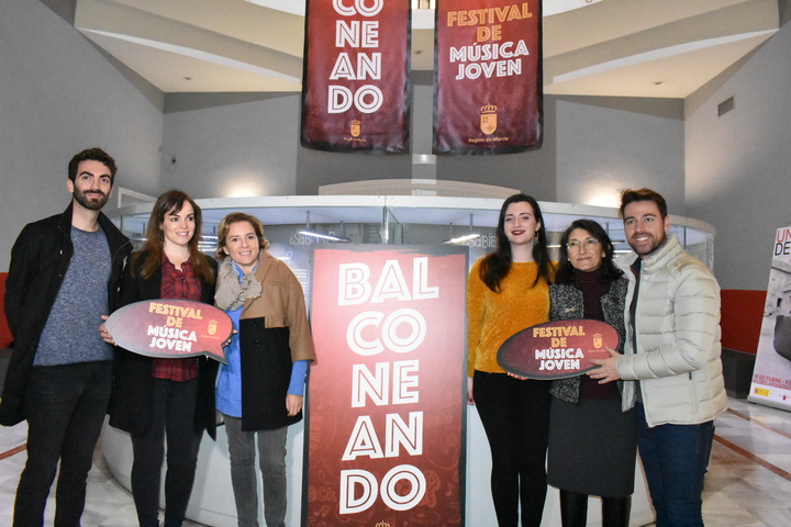 La consejera Adela Martínez-Cachá presenta el festival 'Balconeando'