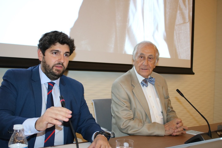 López Miras asiste en Murcia a la conferencia del diplomático y escritor Inocencio Arias