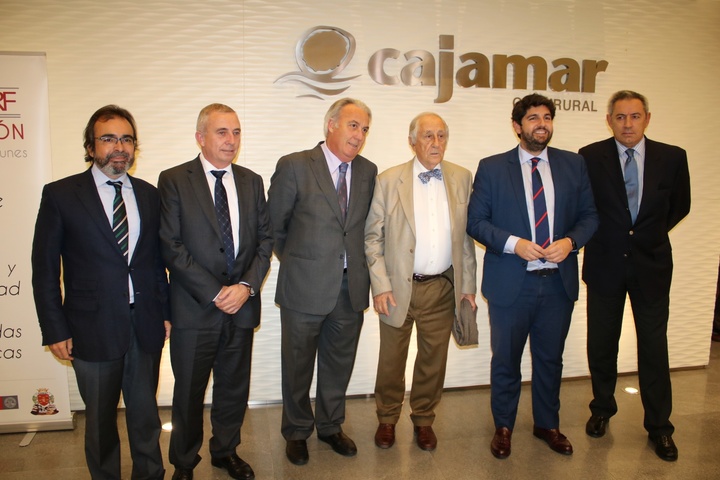 López Miras asiste en Murcia a la conferencia del diplomático y escritor Inocencio Arias (2)