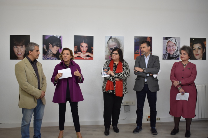 La consejera Adela Martínez-Cachá inaugura la exposición 'Yo Mujer' de la periodista y fotógrafa María José Cárceles