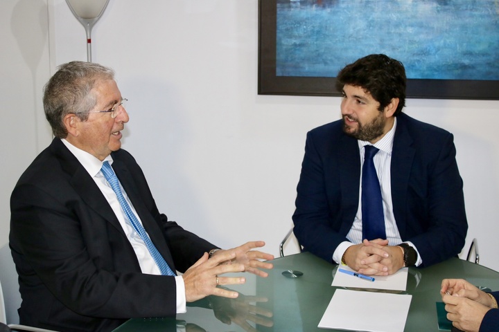 López Miras se reúne con el presidente de la Compañía Logística de Hidrocarburos (CLH), José Luis López de Silanes