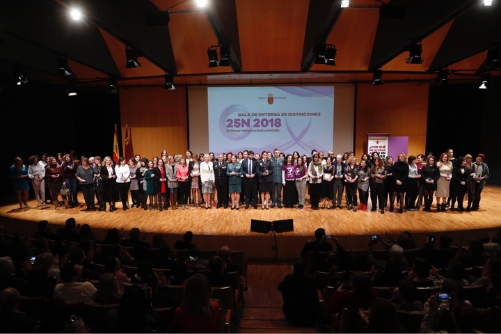 El presidente de la Comunidad, Fernando López Miras, en la clausura el acto institucional contra la violencia de género en el que se han entregado los premios '25 de noviembre' (2)