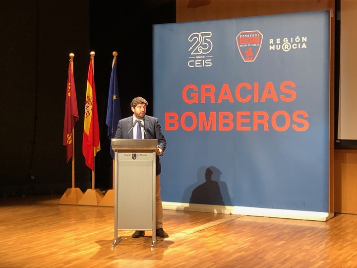 El presidente de la Comunidad, Fernando López Miras, en el acto de celebración del 25 aniversario del Consorcio de Extinción de Incendios y Salvamento de la Región de Murcia (CEIS). (2)