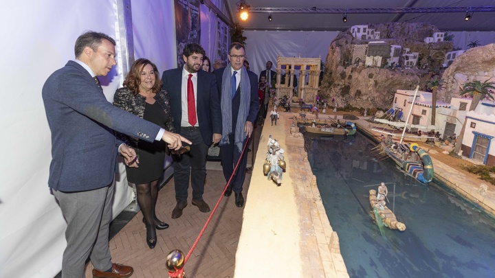 El jefe del Ejecutivo regional, Fernando López Miras, inaugura el belén tradicional realizado por la Asociación Belenista de Lorca (2)