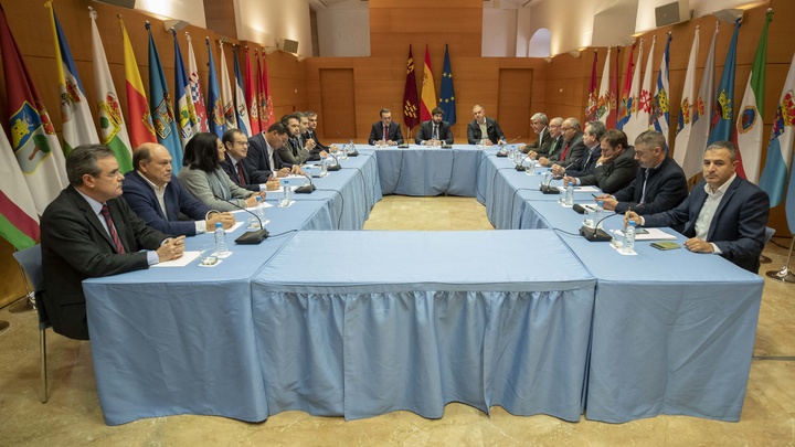 El jefe del Ejecutivo regional, Fernando López Miras, presidió hoy la Mesa del Agua