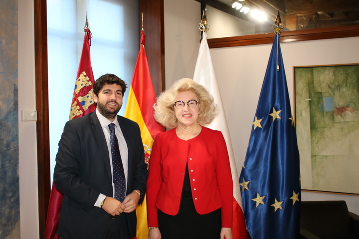 López Miras recibe en el Palacio de San Esteban a la embajadora de Polonia en España