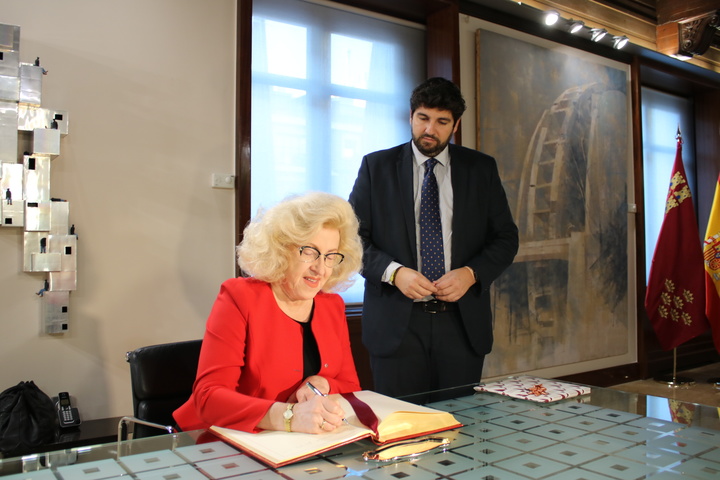 López Miras recibe en el Palacio de San Esteban a la embajadora de Polonia en España (2)