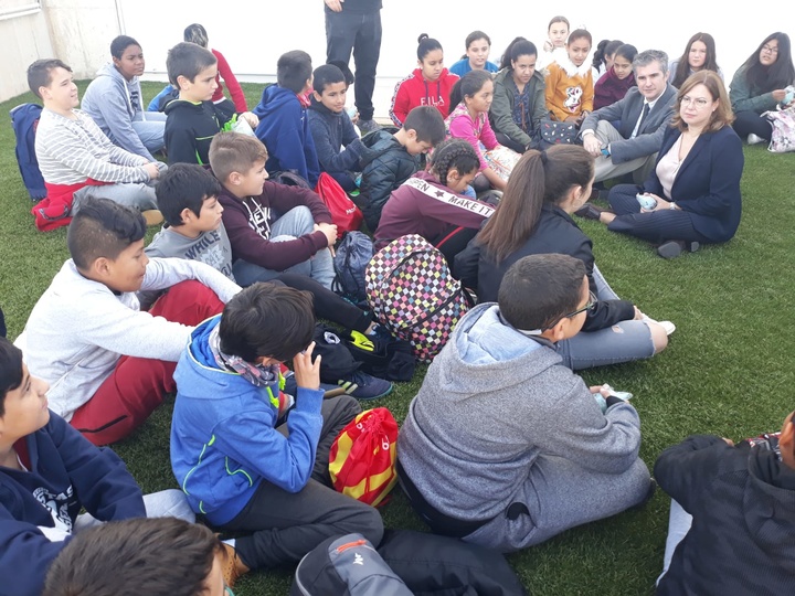 Del Amor y Martínez charlan con los niños de sexto de primera de 'La Asomada' de Cartagena sobre reutilización y Mar Menor