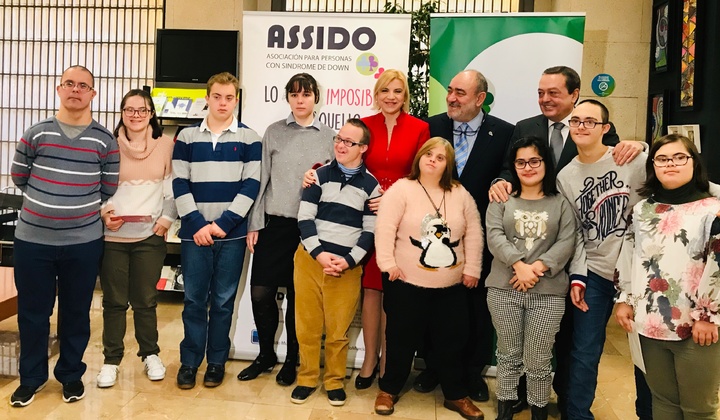 Los usuarios de Assido muestran sus obras plásticas y manualidades en la sede de Croem (Confederación Regional de Organizaciones Empresariales de Murcia)