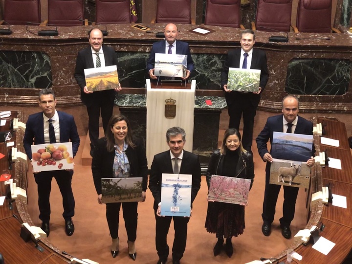 El consejero Miguel Ángel del Amor con su equipo directivo en la Asamblea Regional