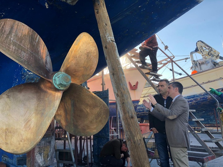 Del Amor con Manuel Sánchez, patrón mayor de la Cofradía de Mazarrón, junto a un barco de cerco