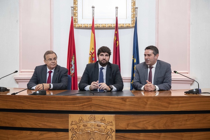 El presidente de la Comunidad, Fernando López Miras, firma el convenio de colaboración para la financiación del estudio informativo para la construcción de la variante sur de Alcantarilla (2)