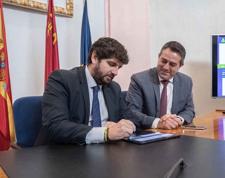 El presidente de la Comunidad, Fernando López Miras, firma el convenio de colaboración para la financiación del estudio informativo para la construcción de la variante sur de Alcantarilla (3)