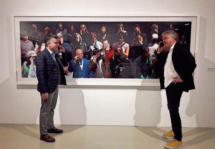 El director general de Bienes Culturales, Juan Antonio Lorca, junto al artista Jesús Segura en la  presentación de la exposición 'Time Lag'