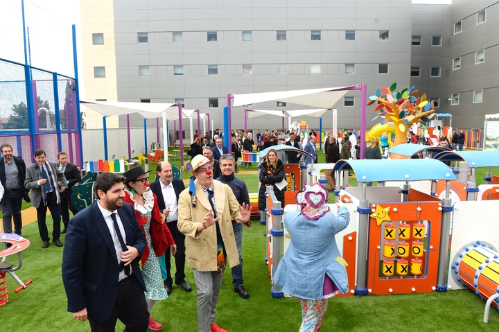 El presidente de la Comunidad, Fernando López Miras, inauguró hoy el parque infantil del Hospital Clínico Universitario Virgen de la Arrixaca (2)
