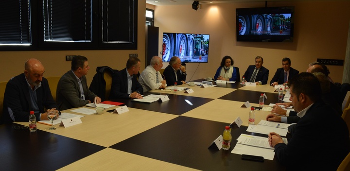 El consejero Patricio Valverde se reúne con el sector del transporte