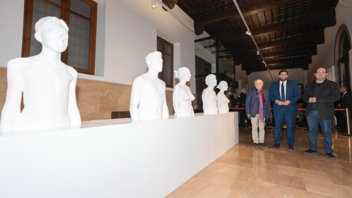 El presidente de la Comunidad, Fernando López Miras, inaugura la exposición "Juventud", del artista Antonio López (2)