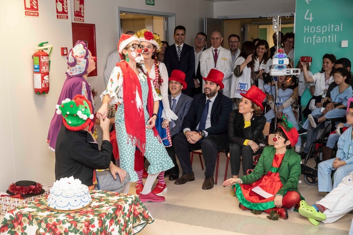 El presidente de la Comunidad, Fernando López Miras, participó hoy en la fiesta de Navidad del Hospital Materno-Infantil Virgen de La Arrixaca