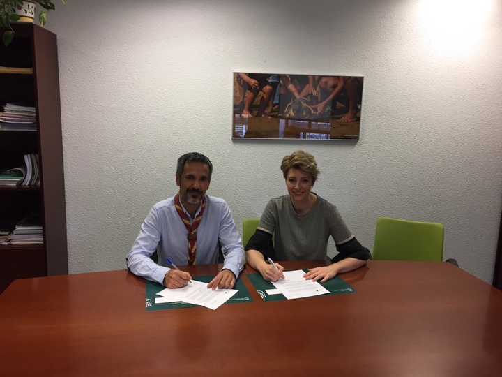 La directora general de Medio Natural, Consuelo Rosauro, y el presidente de la Federación Scout de Exploradores de Murcia, Daniel López, firman el acuerdo de cesión de la casa forestal Los Cuadros