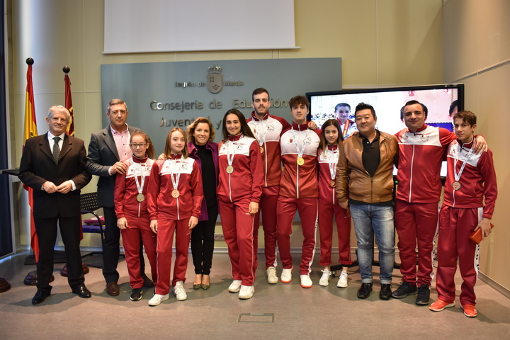 Adela Martínez-Cachá recibe a los medallistas de la Región en el campeonato de Europa de clubes y en los campeonatos de España de Taekwondo