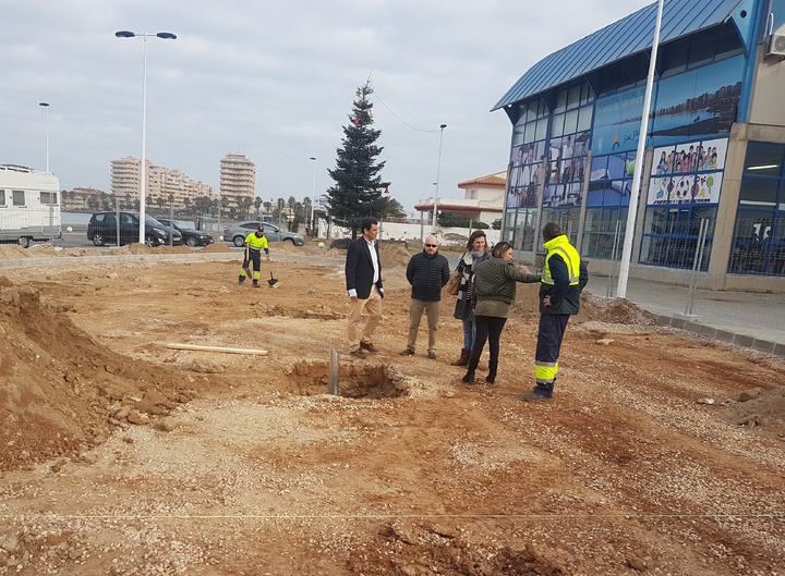 El director general de Transportes visita los trabajos para la construcción de una nueva zona de ocio infantil junto al polideportivo de La Manga en San Javier