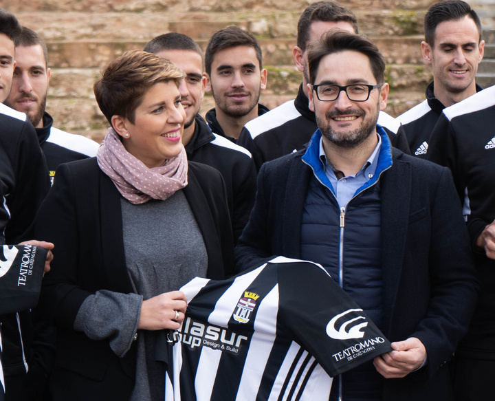 La consejera Noelia Arroyo presentó la renovación del acuerdo de turística del Teatro Romano de Cartagena en la equipación del Fútbol Club Cartagena, durante una visita al Teatro con la plantilla del club albinegro