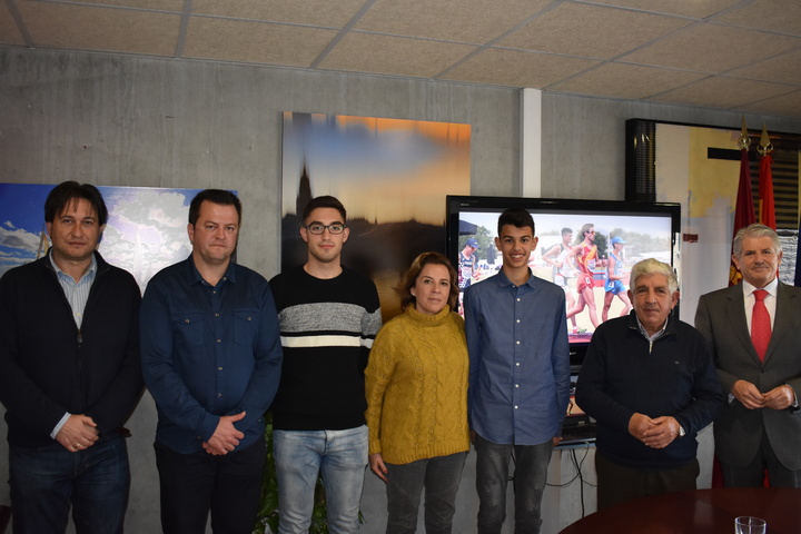 La consejera Adela Martínez-Cachá recibe a los atletas murcianos medallistas en el VIII Campeonato de España de Marcha de Invierno