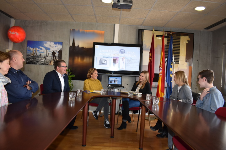 La consejera Adela Martínez-Cachá recibe a la ganadora del XXX certamen nacional de Jóvenes Investigadores