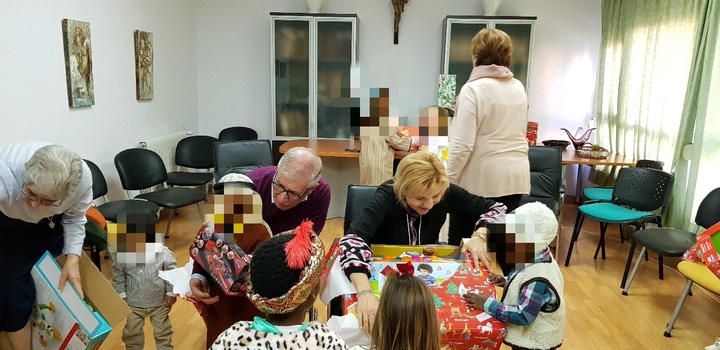 La consejera de Familia reparte los juguetes de Navidad a los menores tutelados por la Comunidad
