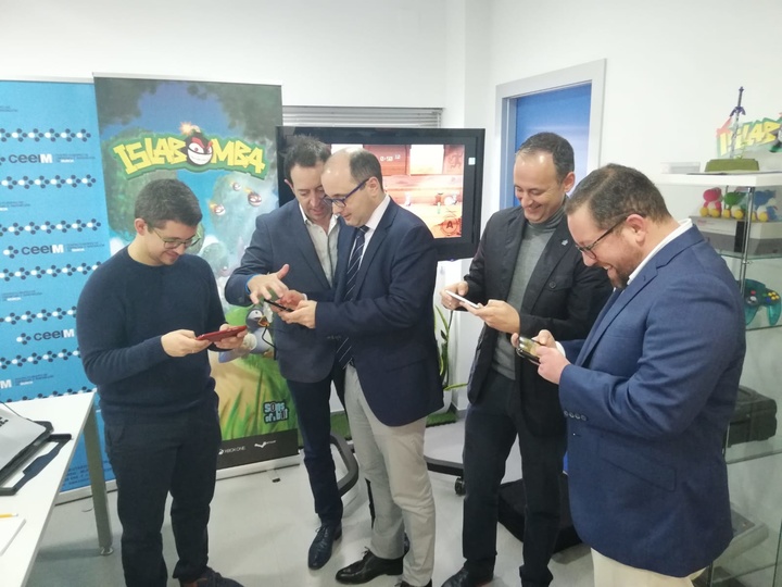 El consejero Javier Celdran juega con el equipo directivo de Sons of a Bit a 'Islabomba'