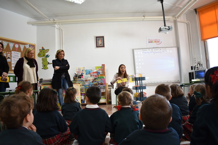 La consejera de Educación, Juventud y Deportes, Adela Martínez-Cachá, visita el colegio de Fomento Monteagudo-Nelva, para informar sobre la modalidad Avanzada en la Enseñanza Bilingüe.