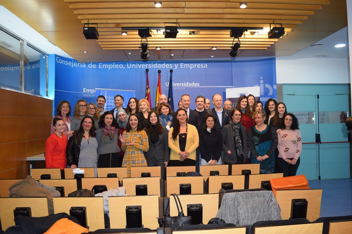 Responsables de las consejerías de Empleo y Familia, junto a los representantes y trabajadores de las ONG reconocidas durante el acto: Murcia Acoge, Cepaim, Cruz Roja y Accem.