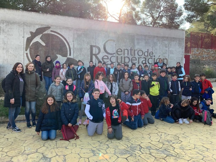 La directora general de Medio Natural, Consuelo Rosauro, con los alumnos del Centro de Educación Infantil y Primaria Francisco  Martínez Bernal de Molina de Segura que han visitado hoy el Centro de Recuperación de Fauna Silvestre El Valle