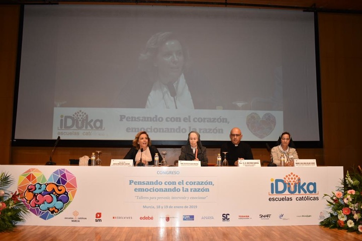 La consejera de Educación defiende la libertad de las familias durante el II Congreso de Escuelas Católicas