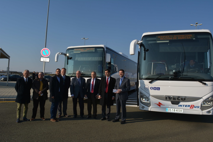 El consejero informa de los servicios de autobús del aeropuerto