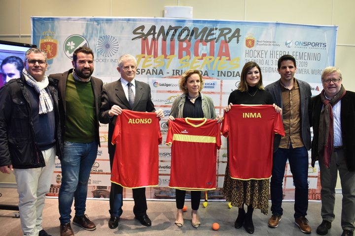 La consejera de Educación, Juventud y Deportes, Adela Martínez-Cachá, presenta el torneo de hockey sobre hierba femenino 'International Test Series', que se celebra en Santomera del 26 de enero al 3 de febrero