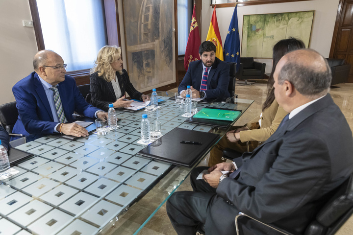 El jefe del Ejecutivo regional se reúne con la presidenta de Hostetur
