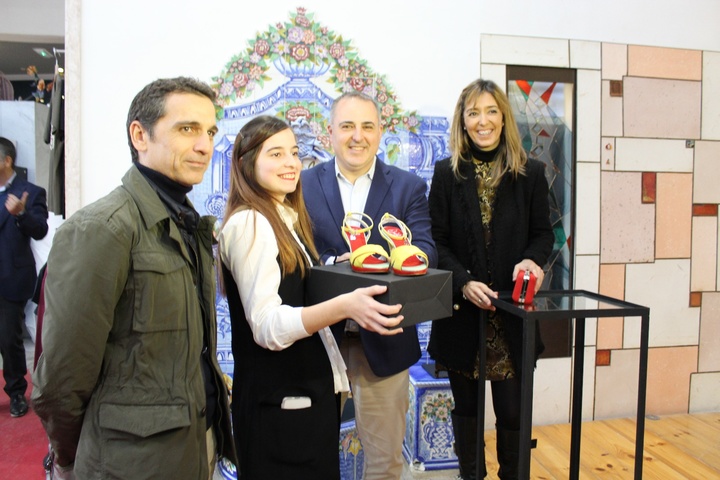Imagen de la entrega de los zapatos