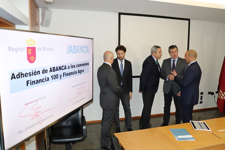 El consejero de Hacienda, Fernando de la Cierva, y el director de banca institucional de Abanca, Santiago Novoa, firman la adhesión de la entidad financiera a las líneas de crédito del Instituto de Crédito y Finanzas de la Región de Murcia para empresarios y autónomos (II)