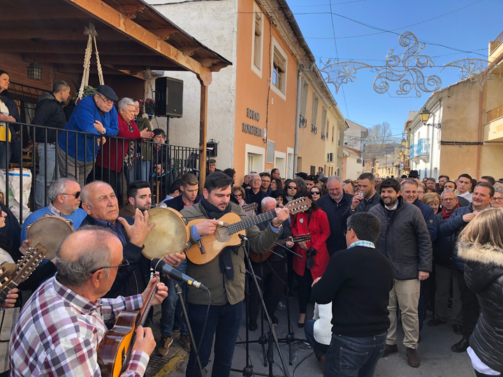 El presidente de la Comunidad asiste a la misa cantada con motivo de las Fiestas de las Cuadrillas de Barranda (1)
