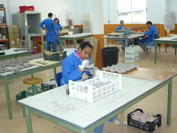 Trabajadores del centro especial de empleo de Aidemar, uno de los que ha recibido ayudas para su modernización (I)