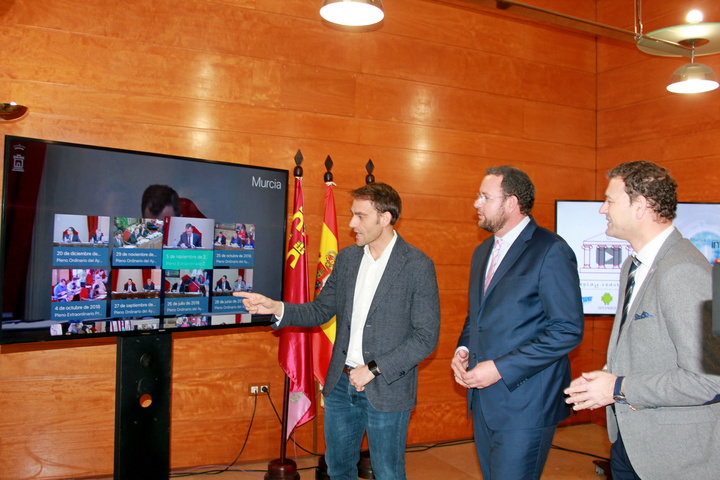 El director general de Informática, Patrimonio y Telecomunicaciones, Juan José Almela, presenta en el Ayuntamiento de Murcia la nueva 'App'