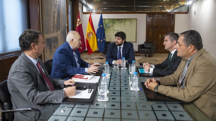 Fernando López Miras se reúne con el presidente del Colegio Oficial de Veterinarios de la Región